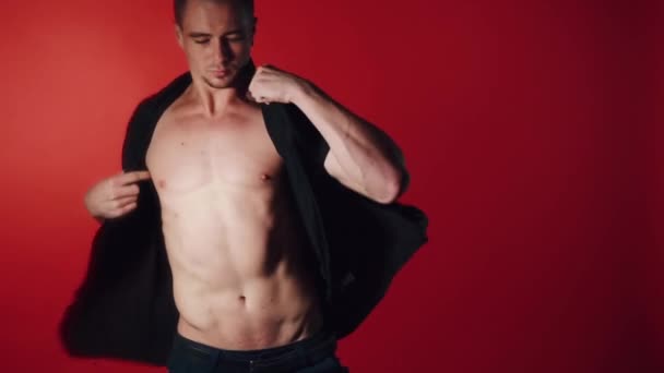 Hombre sexual danza sobre fondo rojo — Vídeos de Stock