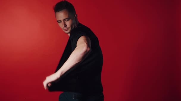 Sexuální člověka tanec na červeném pozadí — Stock video