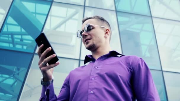 Hombre con gafas y camisa en la ciudad — Vídeos de Stock