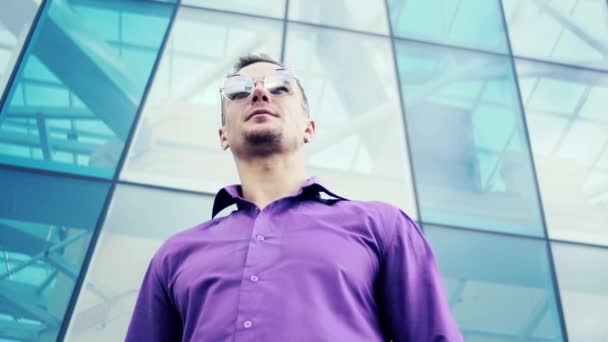 Hombre con gafas y camisa en la ciudad — Vídeos de Stock