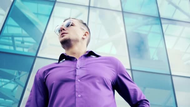 Hombre con gafas y camisa en la ciudad — Vídeos de Stock