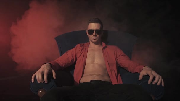 Sexy Mężczyzna Czerwonej Koszuli Siedząc Fotelu Dym — Wideo stockowe
