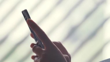 Smartphone şehvetli kız elinde