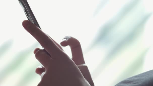 Smartphone i sensuella flickor händer — Stockvideo