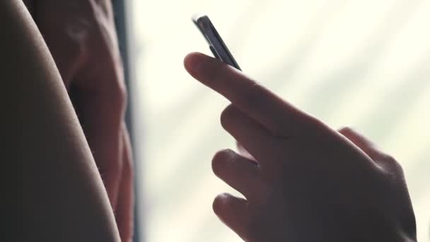 Männliche Hand lenkt Mädchen vom Smartphone ab — Stockvideo