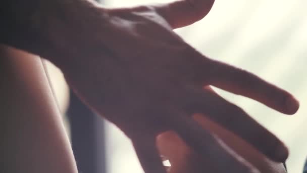 Мужская рука отвлекает девушку от ее смартфона — стоковое видео