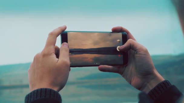 Vrouw nemen foto met smartphone in Georgië land — Stockvideo