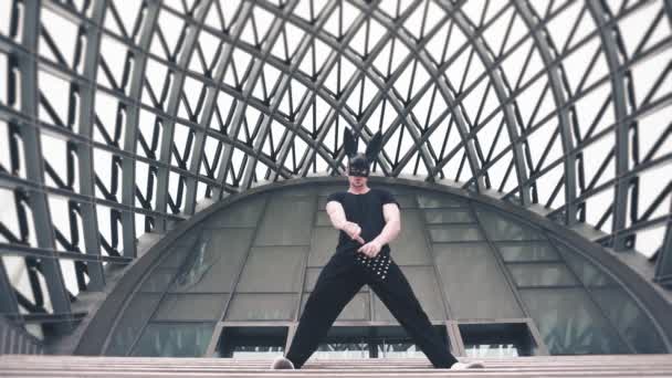 Homem dança em máscara — Vídeo de Stock