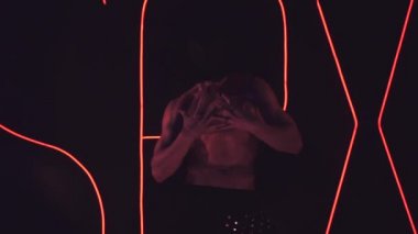 Adam gece kulübünde, 1920 x 1080 dans ediyor