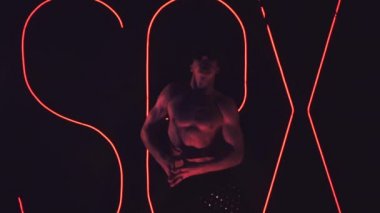 Adam gece kulübünde dans ediyor