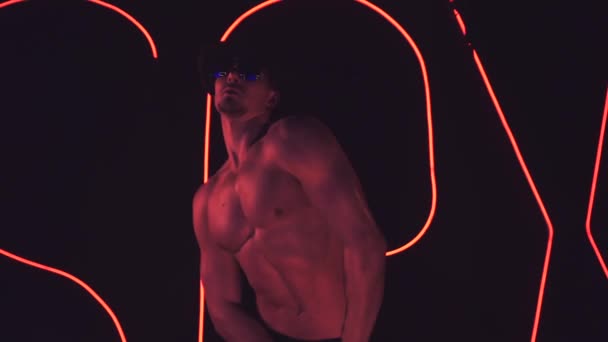 Чоловік танцює в нічному клубі — стокове відео