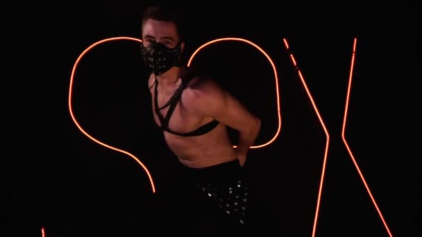 Человек танцует в маске — стоковое видео