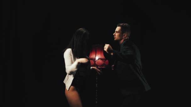 Pasangan yang indah menari menyenangkan — Stok Video
