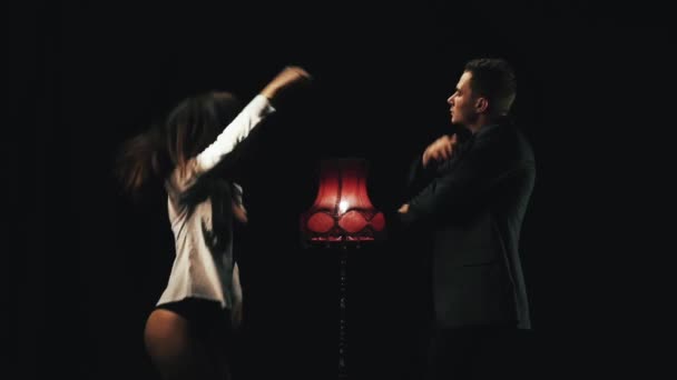 Hermosa pareja bailando diversión — Vídeo de stock