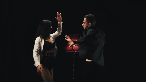 Красивая пара танцует весело — стоковое видео