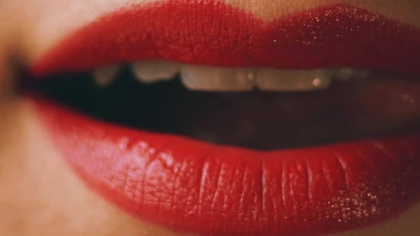 Sensueel rode dames lippen — Stockvideo