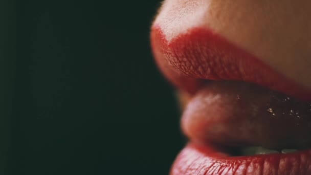 Чувственный красный женский губ — стоковое видео