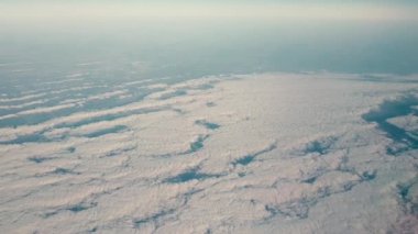 Kanatları ve motorları üzerinde uçak penceresinden bir görünüm