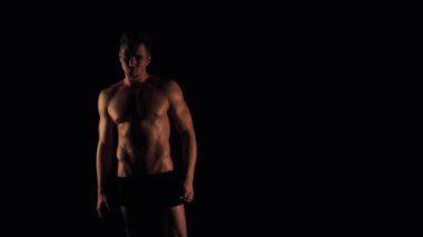 Seksi erkek siyah arka plan üzerine poz