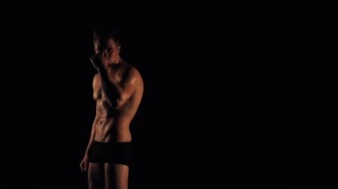 Seksi erkek siyah arka plan üzerine poz