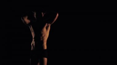 Seksi erkek siyah arka plan üzerine poz