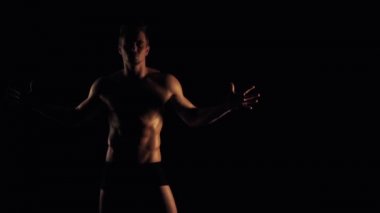 Seksi erkek siyah arka plan üzerine poz