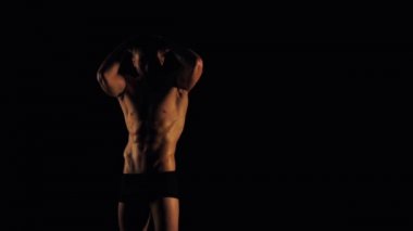 Seksi erkek siyah arka plan üzerine poz