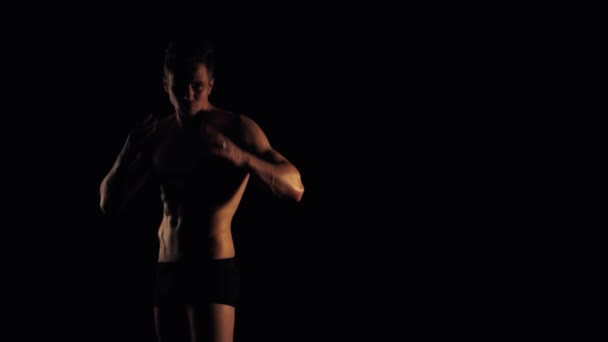 Sexy Mann posiert auf schwarzem Hintergrund — Stockvideo
