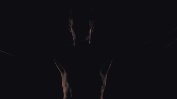 Silhouette des Mannes auf schwarzem Hintergrund — Stockvideo