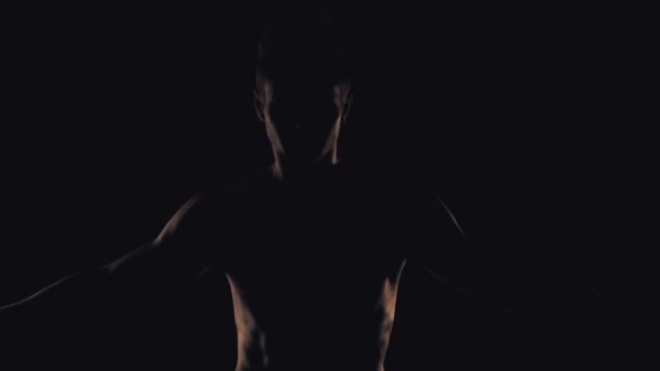 Silhouette des Mannes auf schwarzem Hintergrund — Stockvideo