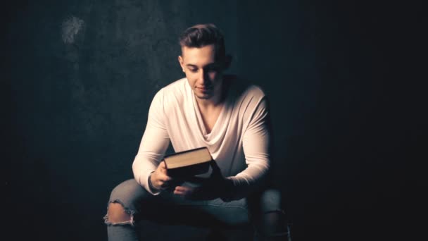 Jeune homme lisant un vieux livre — Video