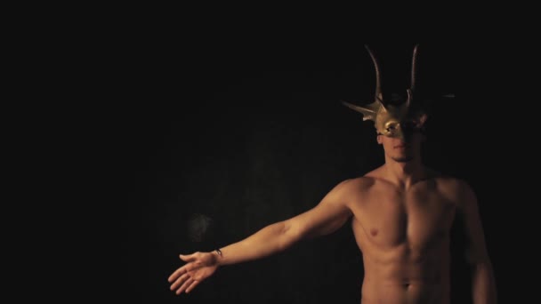 Mann mit Maske auf dunklem Hintergrund — Stockvideo