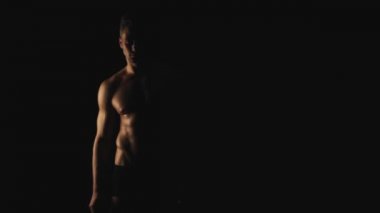 Seksi erkek siyah arka plan üzerine, 1920 x 1080 poz