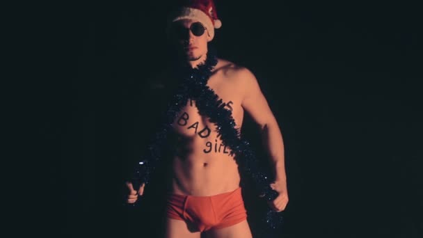 性感坏圣诞老人在黑暗的背景 1920X1080 — 图库视频影像