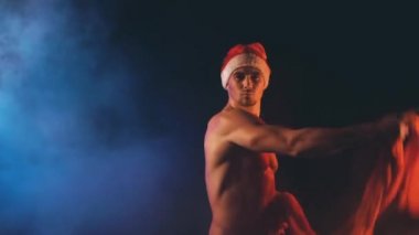 Seksi Noel Baba'ya renk dumanlı arka plan