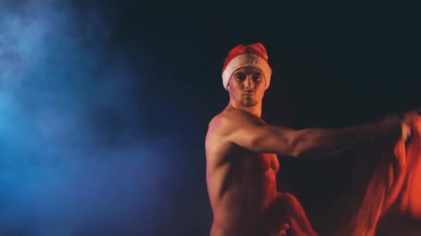 Seksi Noel Baba'ya renk dumanlı arka plan — Stok video