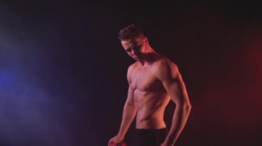 Seksi erkekte renk dumanlı arka plan