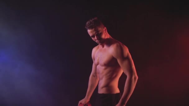 Hombre sexy en color fondo ahumado — Vídeo de stock