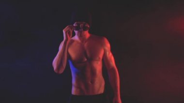 Dumanlı bir arka plan üzerinde güneş gözlüklü genç adam