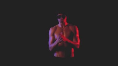 Renk ışık gözlüklü genç adam