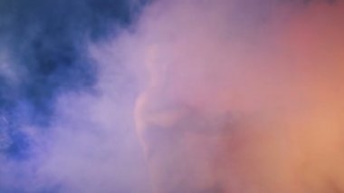 Adam renkli duman kırmızı bez