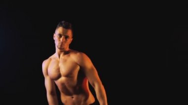 Adam kırmızı kumaş ile