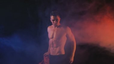 Adam renkli duman kırmızı bez