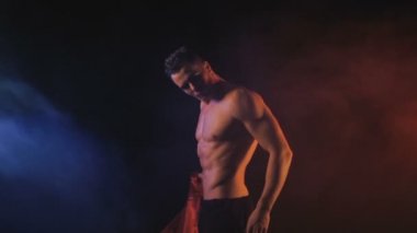 Adam kırmızı kumaş ile