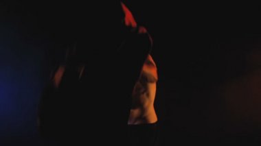 Adam kırmızı kumaş ile