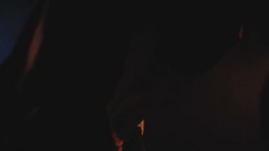 Adam kırmızı kumaş ile