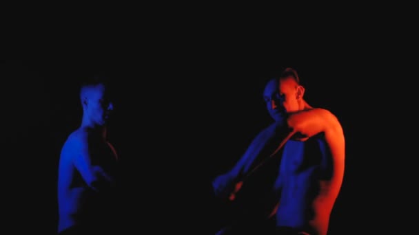 Zwei lustige Typen in farbigen Lichtern — Stockvideo