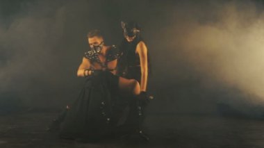 Seksi erkek ve kadın maskeli duman arka planda