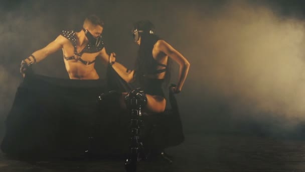 Sexy hombre y mujer en máscara en el fondo de humo — Vídeos de Stock