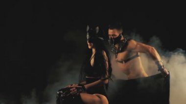 Seksi erkek ve kadın maskeli duman arka planda